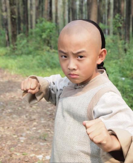 2009年,郑伟在《新三国》饰演了小孙权;2010年,在民国剧《新一剪谩贩