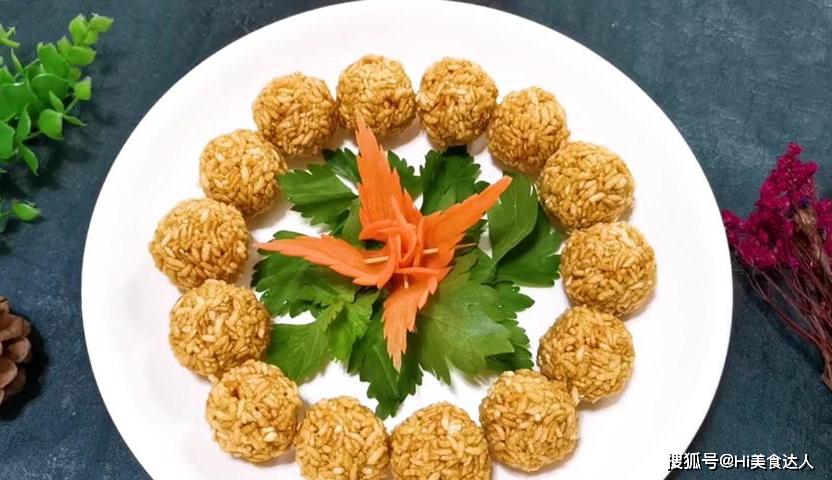 米花团子做好了戴上手套做成米团放入沙拉酱用筷子搅散开小火,把炸好