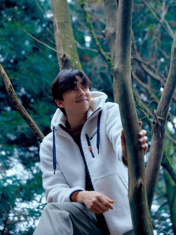 原创这样子赖床太犯规孔刘出镜画报展现慵懒俏皮的居家生活