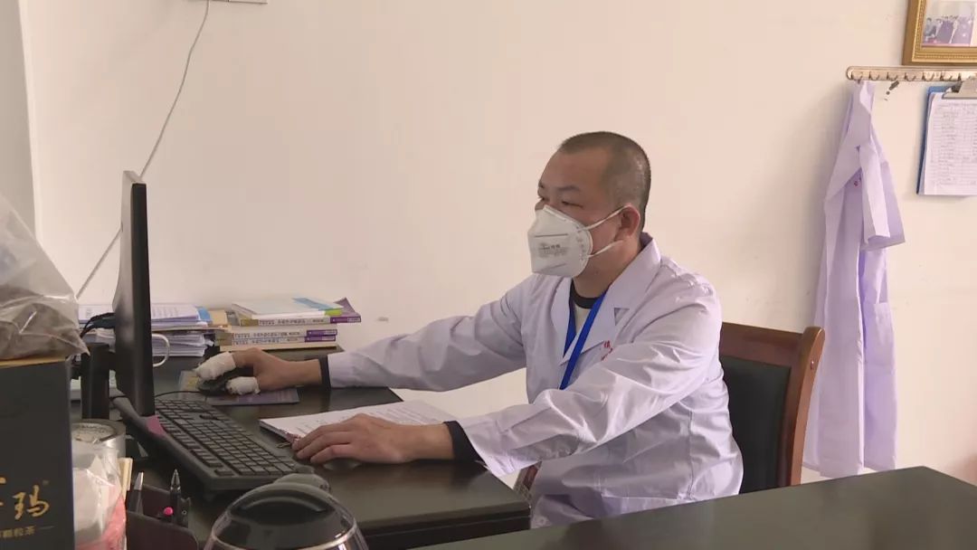 在十多天的留观点疫情防控中,他不计较岗位,哪里需要就出现在那里.