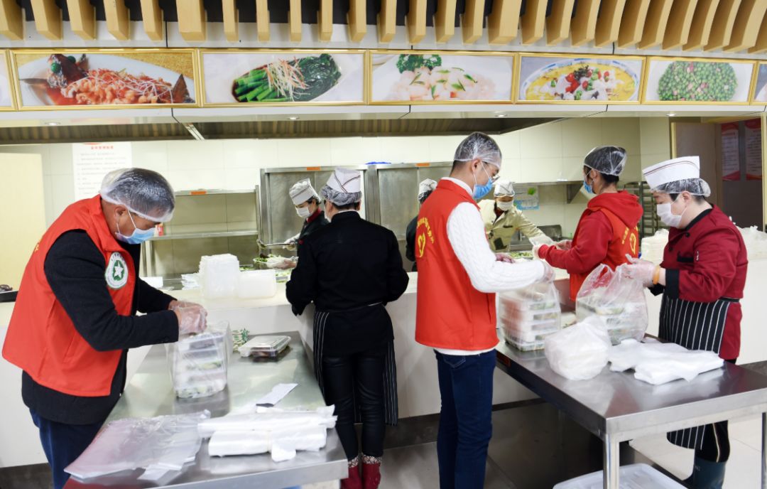 战疫61暖城化身快递小哥志愿者送饭上门