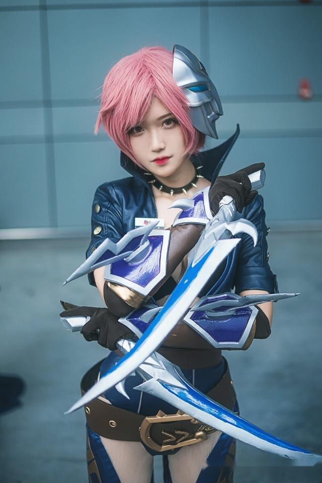 腐团儿cos王者荣耀阿轲举起双刀英气十足还原度接近满分