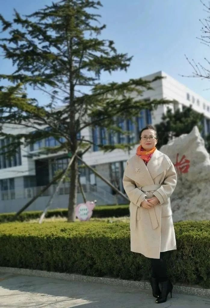 我的身份,市蜊江中学一名普通的语文老师,兼任初四班主任,丈夫为特校