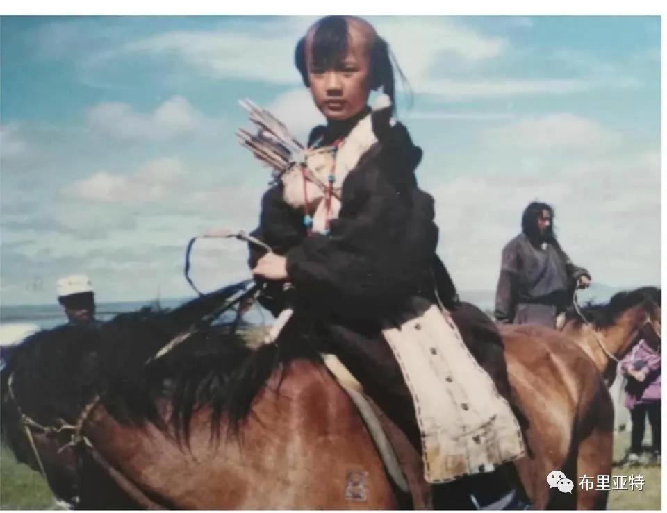 扮演成吉思汗的演员作为驰援湖北医疗队的一员正在与疫情作斗争