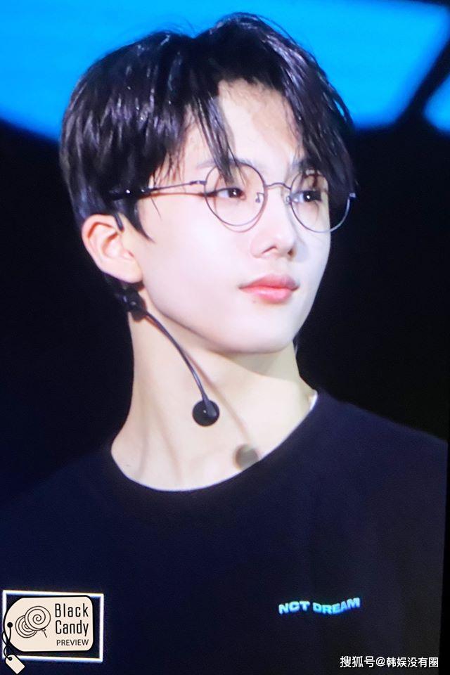 戴上眼镜后,变成"哥哥"的 nct dream 朴志晟
