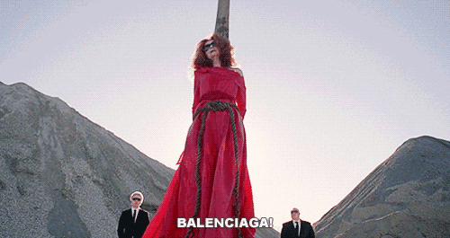 《美国恐怖故事》第三季中,一头蓬松红发的frances conroy在被处以