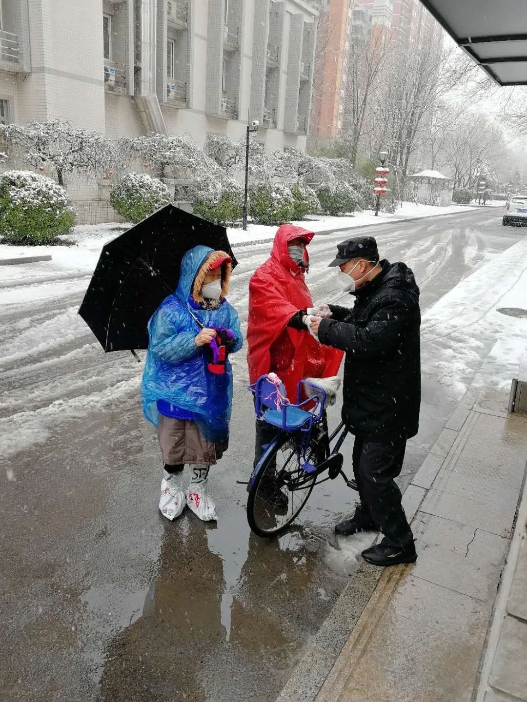 志愿者吕秀林,郑秀蕊,郑学红,及时将雪铲掉,给居民铲出一条出行的路!