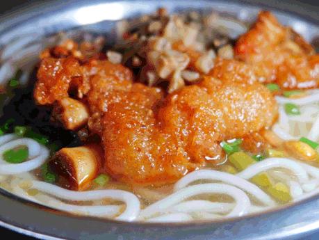 猪脚粉在炸肉粉下面还配有,一块块包好的肠粉,里面的食材主要是豆芽