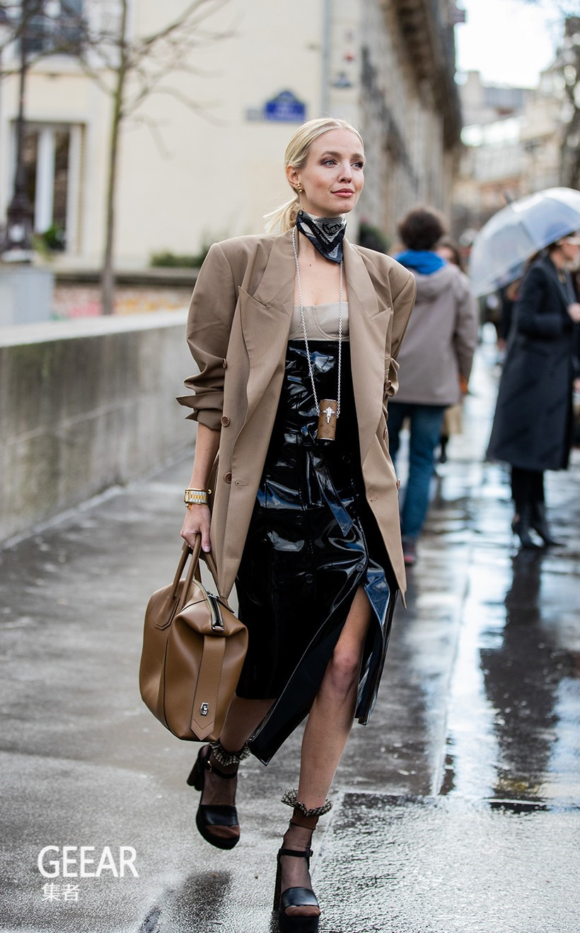 从巴黎时装周寻找搭配灵感街拍型人们都在穿这款外套
