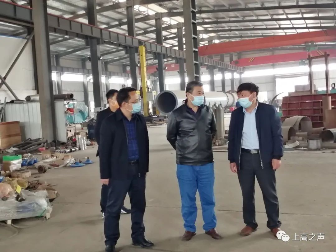 在上高飞乐电子科技和瑞雅药业,蒋凌鹤实地了解了员工防护,环境消毒