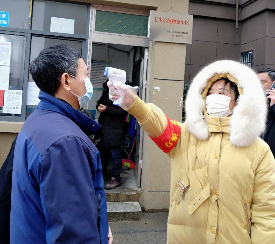 冬天志愿者测体温图片图片