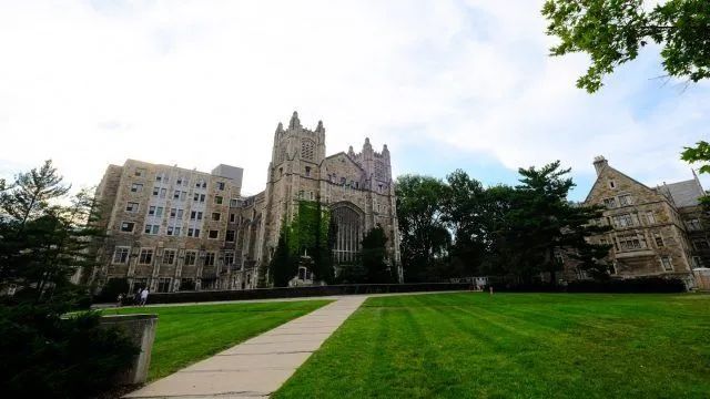 密歇根大學法學院 密歇根大學法學院的法律研究圖書館是典型的英國