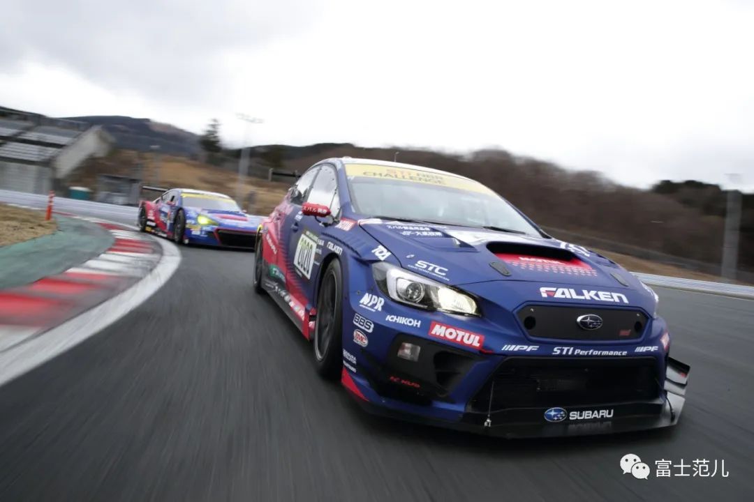 斯巴魯wrxsti紐博格林耐久賽賽車和brzgt300賽車於富士賽道進行測試上