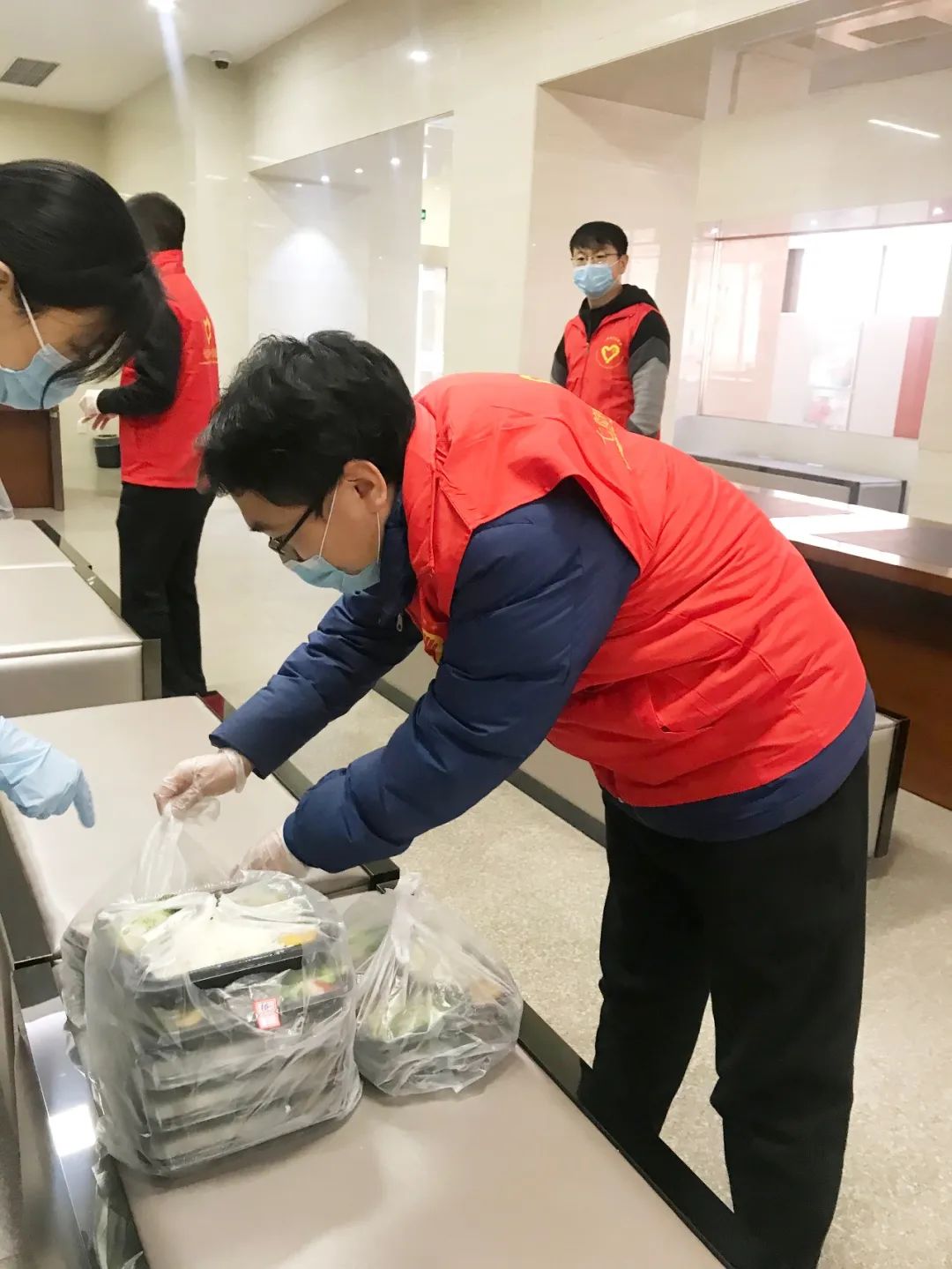 于艾灵,滕亮,刘上,丁松,张典波杨晓刚,薛冰一镜头