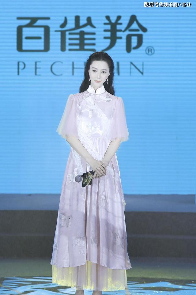 38岁范冰冰跳手指舞好活跃扎双马尾辫子美成初恋怼脸肤白胜雪