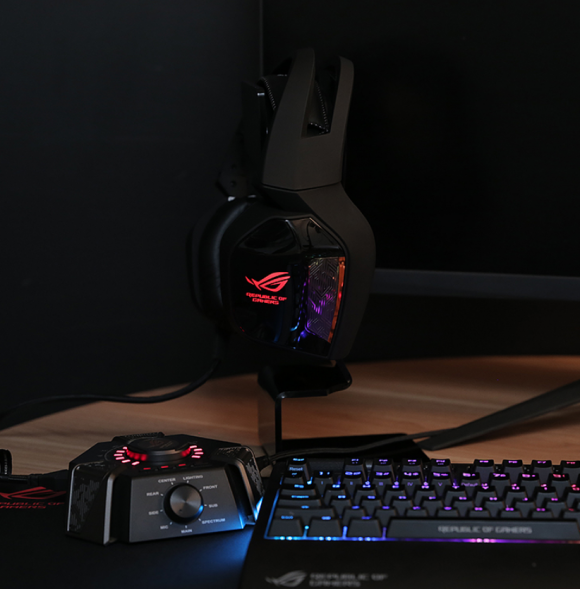 耳罩外侧分别设计了银色的玛雅纹路,并且印上了rog纯正血统的鹰眼logo