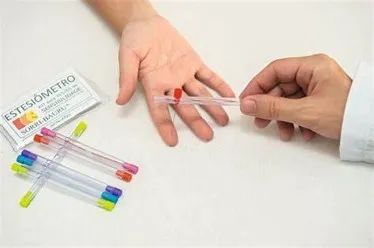 moberg拾物试验材料准备:螺母,回形针,硬币,别针,尖头螺丝,钥匙,铁