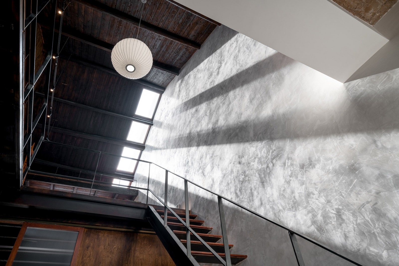 三层老房子改造,一面两层高的书架怎么看都还是震惊_建筑