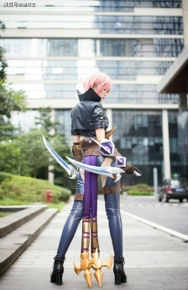 腐团儿cos王者荣耀阿轲举起双刀英气十足还原度非常到位