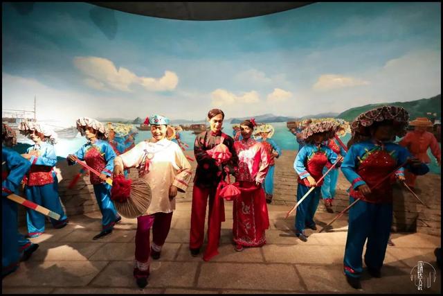 在大鹏半岛还有一种用大鹏军哥唱的民歌闻名海外的赤湾天后宫在大型的