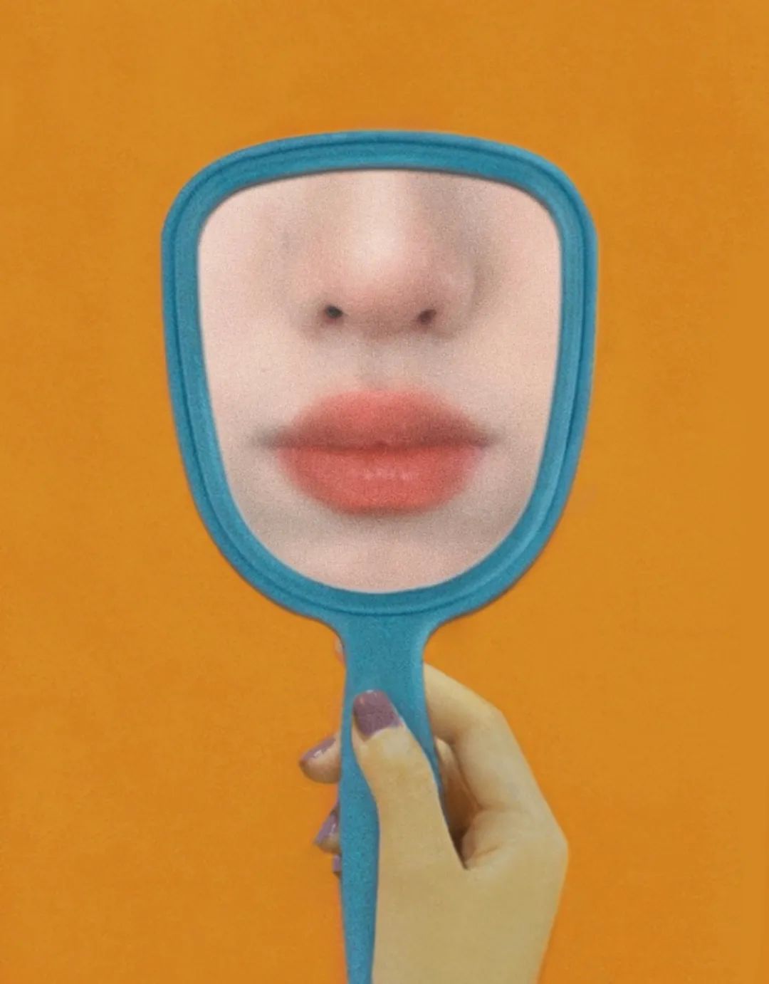 比如这种拿着镜子的照片,在「轻颜相机」里就可以直接拍出来.