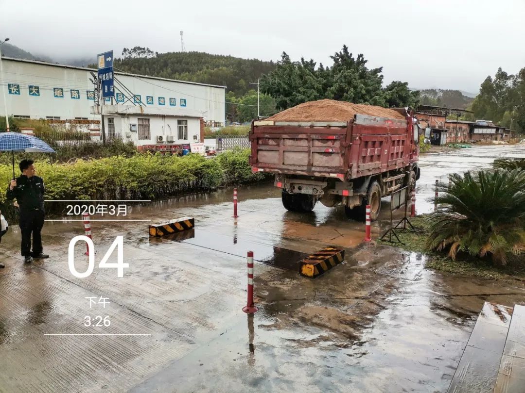 凌晨四点他在德庆321国道做了这件事没想到
