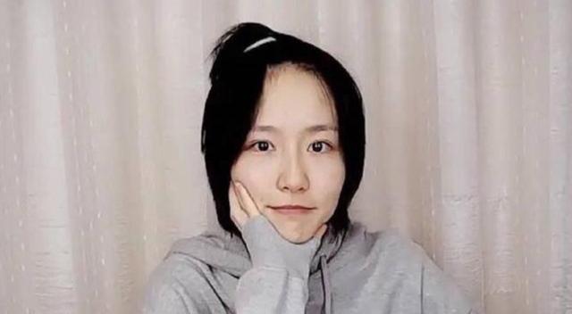 成果素颜回忆"远古"直播,造型被人吐槽,反手掀刘海教做人