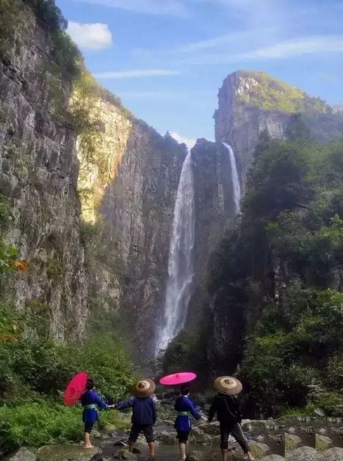 站在河边一块巨石上,顺水观看六十丈洞,10米宽的瀑布,从120米高的悬崖