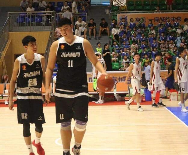 同样都是篮球运动员,李月汝和赵义明两个人都是高高的个子,在一起看
