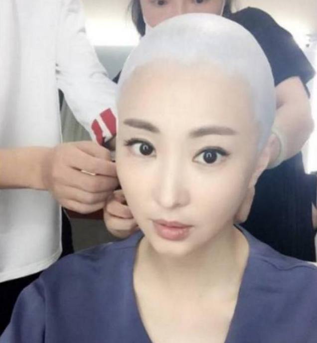 原来电视里的女星"光头"是这样弄的,观众估计都搞错了