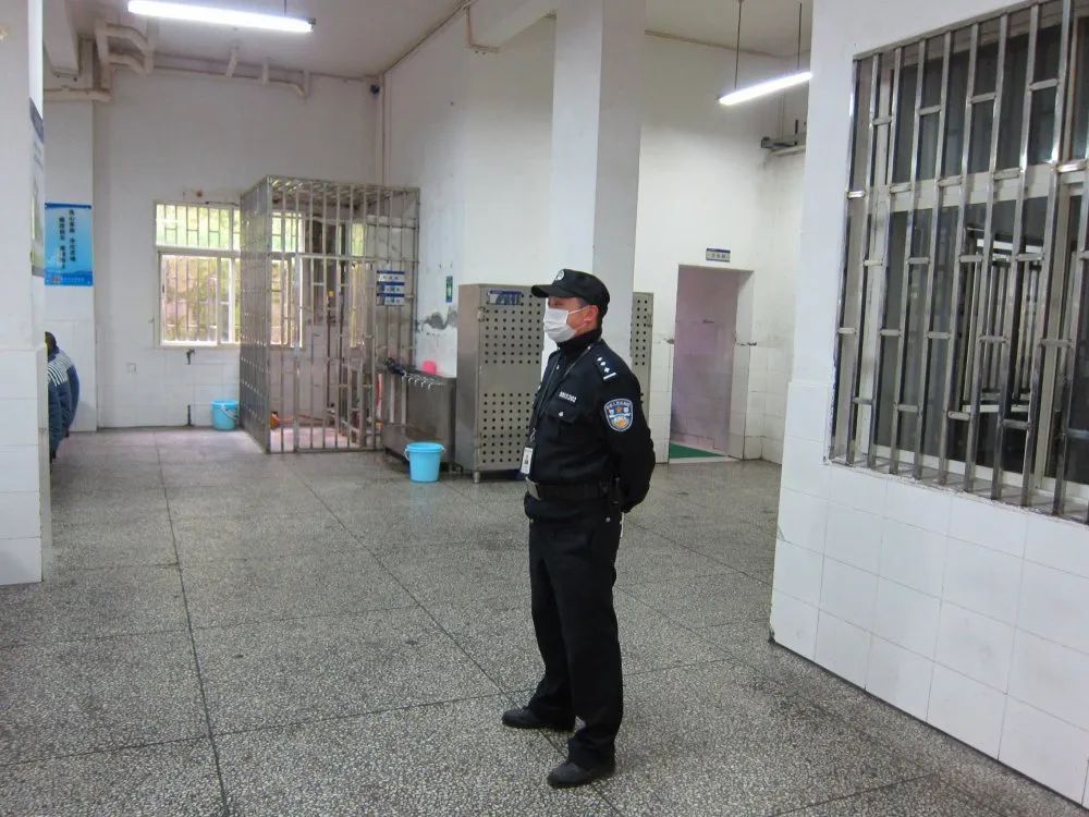 一个多月来,涪陵监狱二监区民警熊沐放下为人子,为人父的责任,肩负起