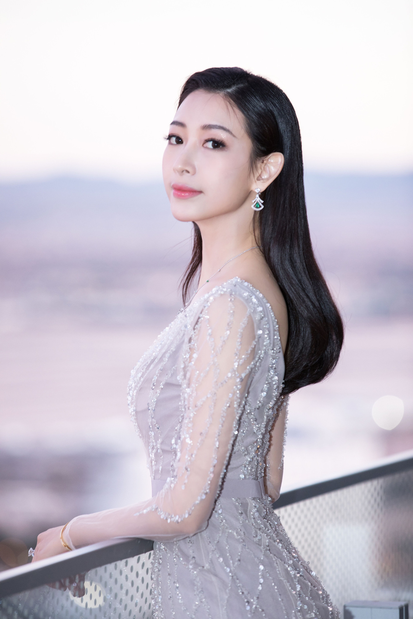 温雅呼吁健康生活方式 注重品质与精神富足