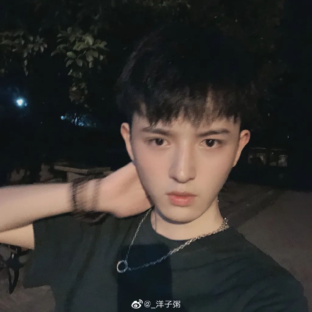 原创靠滤镜圈粉的伪帅哥钻研养鱼大荧幕脸不崩的真美少年在埋头苦学