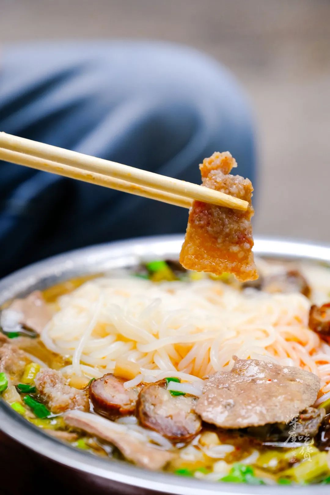 红光小区巷子里以腊肠出名的大碗粉店,悄悄开了14年,这才是我最想吃的