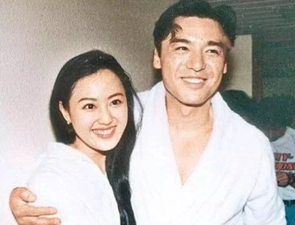 在聊这件事之前,还需要提到章小蕙的前夫,也就是在章小蕙和陈曜旻交往