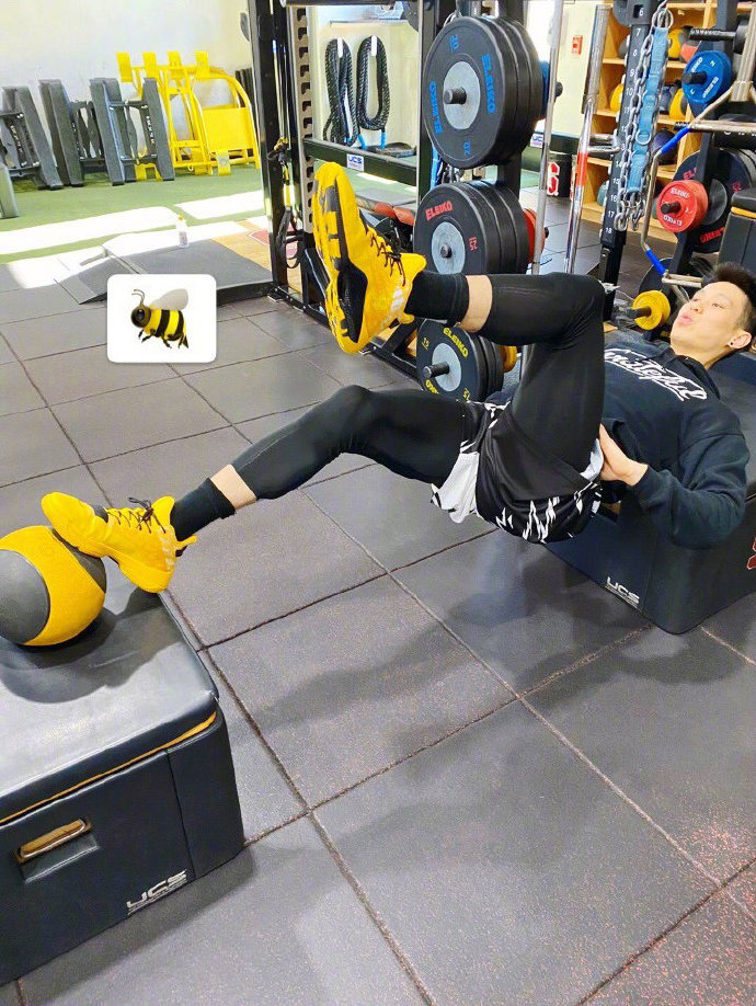 林书豪晒健身房苦练照:重点加强受过伤的右腿