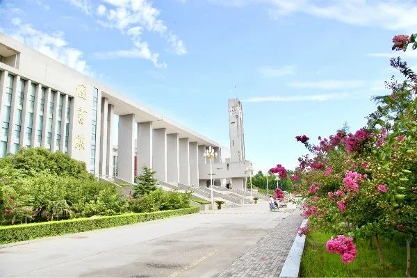 学院"春是个伟大的作曲家它在静谧中写出了起伏在独行中写出了交响"