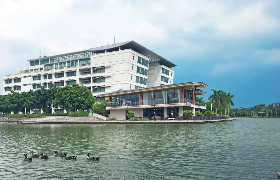 顺德职业技术学院作为"全国绿化模范单位"之一,占地面积千亩,校园环境