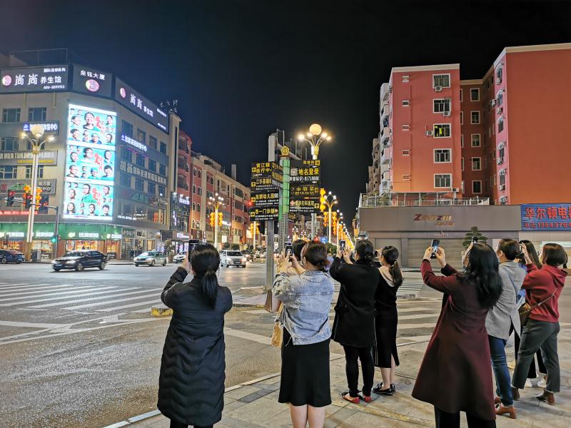 今夜,黄江医院医务人员自发在黄江多个地标建筑前守候,并用手机,相机