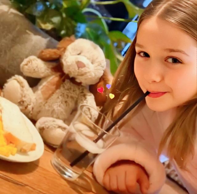 贝克汉姆女儿小七近照 白西装配黑皮鞋 又美又酷