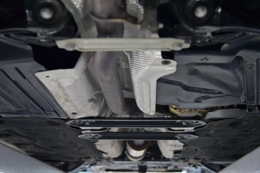 既然出品于宝马,因此和大多数德系车一样,底盘平整度相当不错,有一块