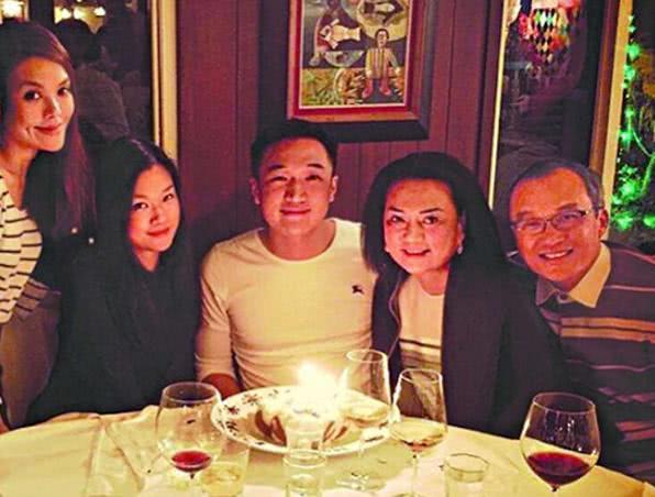 罗贝儿是香港富商罗定邦的后人,家人一直经营服装生意