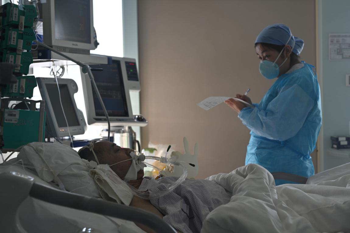 新冠肺炎探访朝阳医院重症监护病房揭秘呼吸治疗师