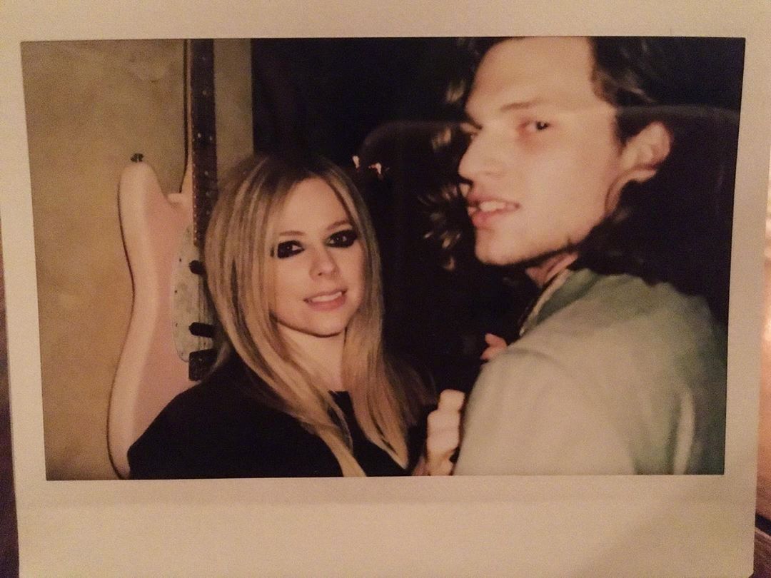 虽然年岁大,但是艾薇儿却一点都不显老,两人的合照仍是非常般配的.