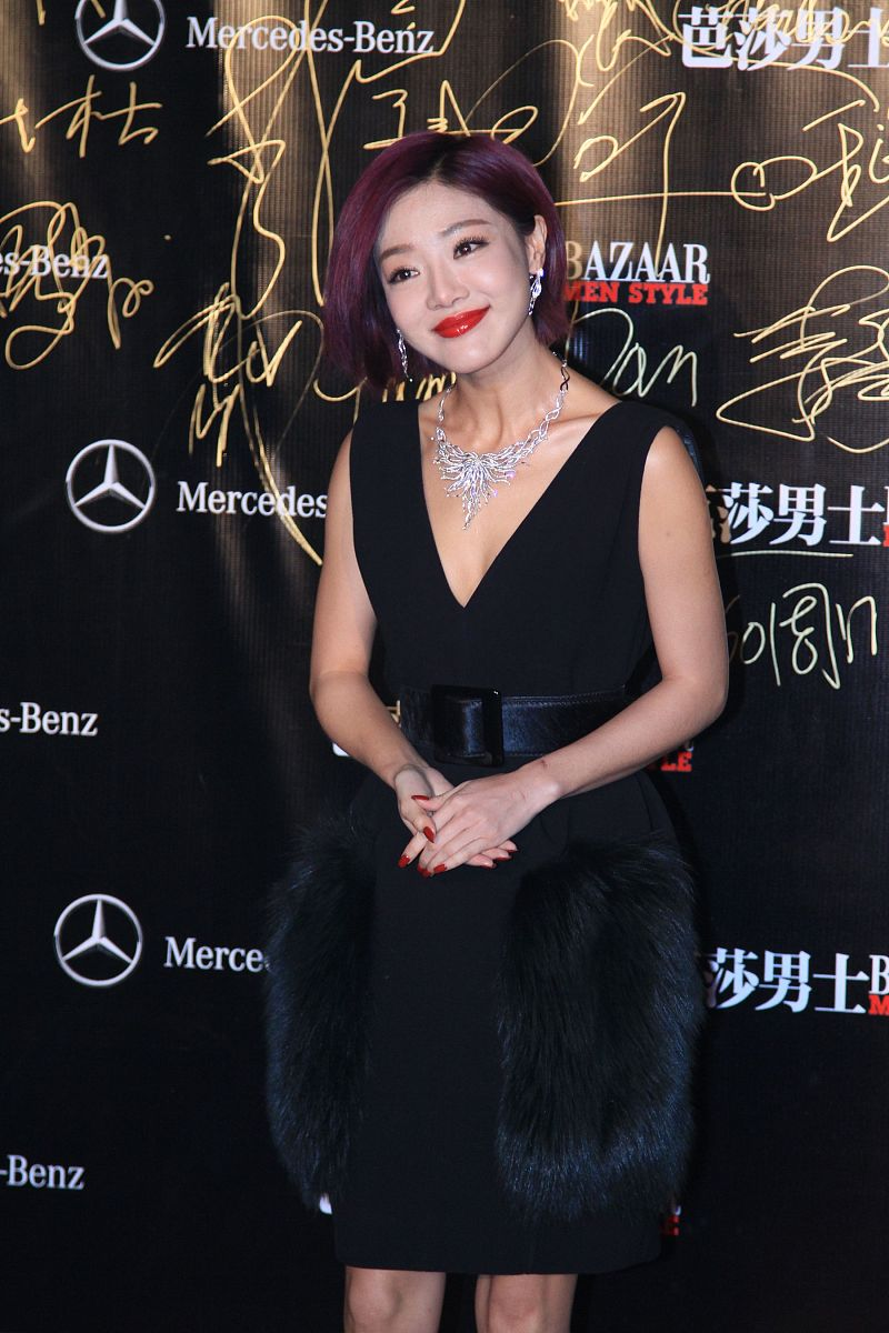 邓家佳罕见秀身材一袭黑裙穿出蜂腰太惹眼不过脸却变了