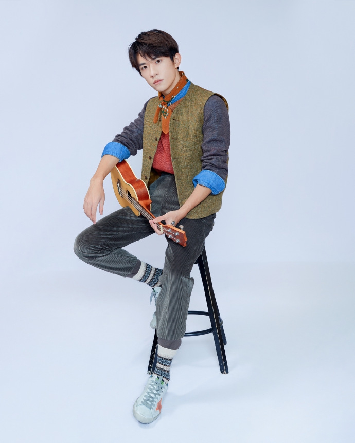 易烊千玺穿拼接衬衫搭丝巾色彩感十足怀抱尤克里里文艺清新