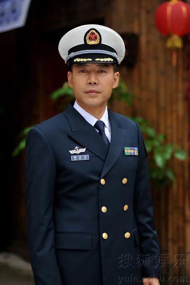 海军藏青色常服图片