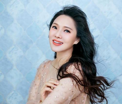 伊能静早些年间出演了多部影视作品,包括《好男好女》,《人间四月天》