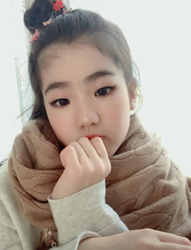 左小青佩服女儿的化妆技能?才8岁不输专业,素颜更有气质!
