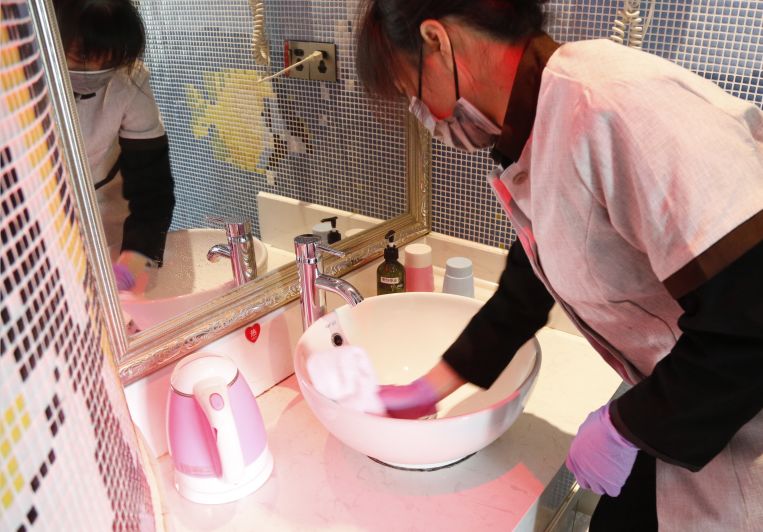 马桶消毒家具抹尘更换布草清扫地面